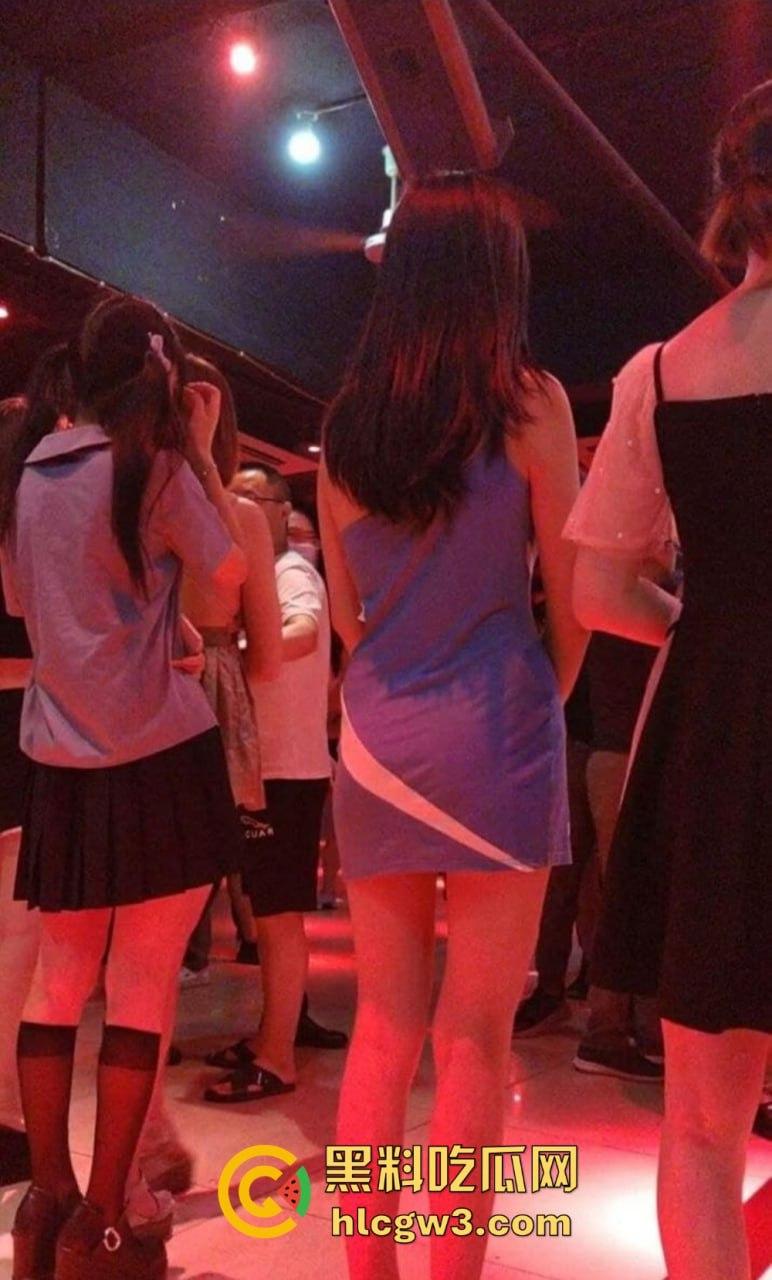 成都疯狂莎莎舞厅变淫乱天堂 抠逼摸奶一条龙口爆玩到飞起 站桩美女如云这夜晚简直刺激到炸！-21