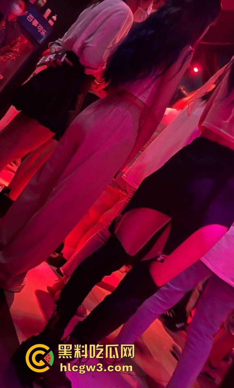 成都疯狂莎莎舞厅变淫乱天堂 抠逼摸奶一条龙口爆玩到飞起 站桩美女如云这夜晚简直刺激到炸！-28