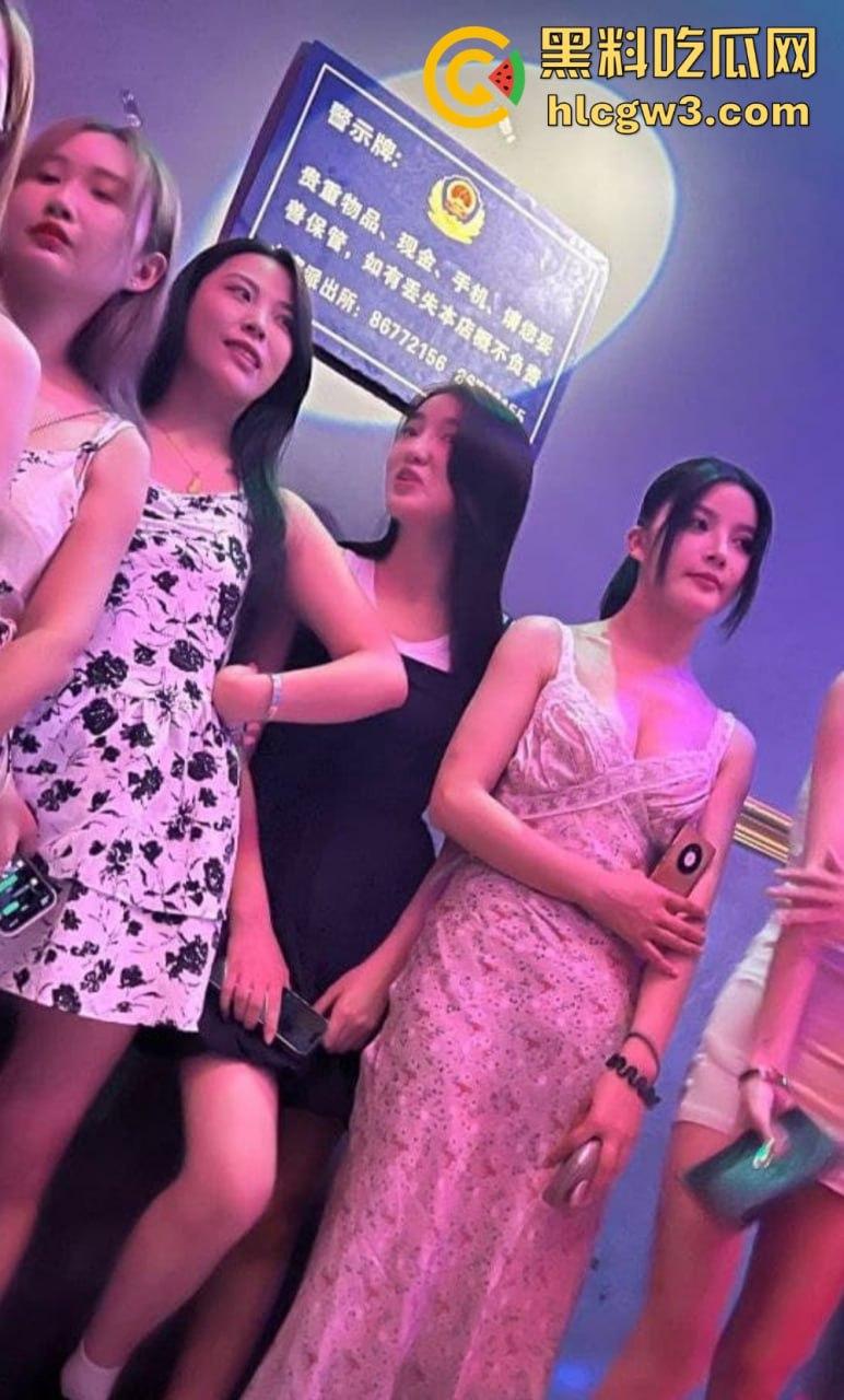 成都疯狂莎莎舞厅变淫乱天堂 抠逼摸奶一条龙口爆玩到飞起 站桩美女如云这夜晚简直刺激到炸！-29