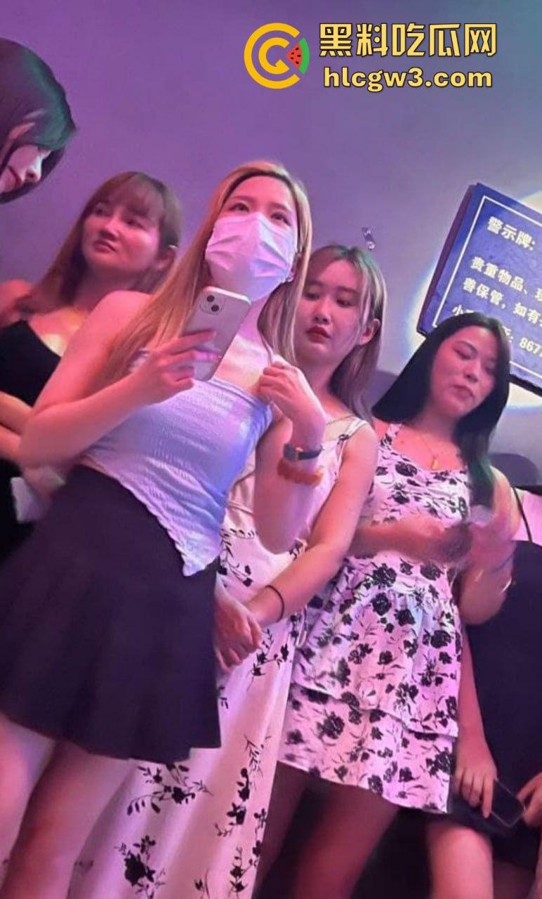 成都疯狂莎莎舞厅变淫乱天堂 抠逼摸奶一条龙口爆玩到飞起 站桩美女如云这夜晚简直刺激到炸！-31