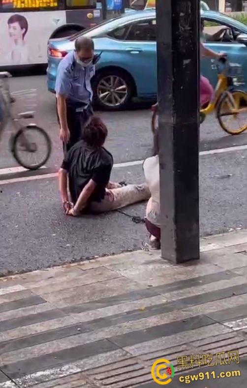 女人打架街头冲突，头发扯下现场惊人，两名警察介入劝阻仍不管用，直接将疯癫女子手铐绑住 !-7