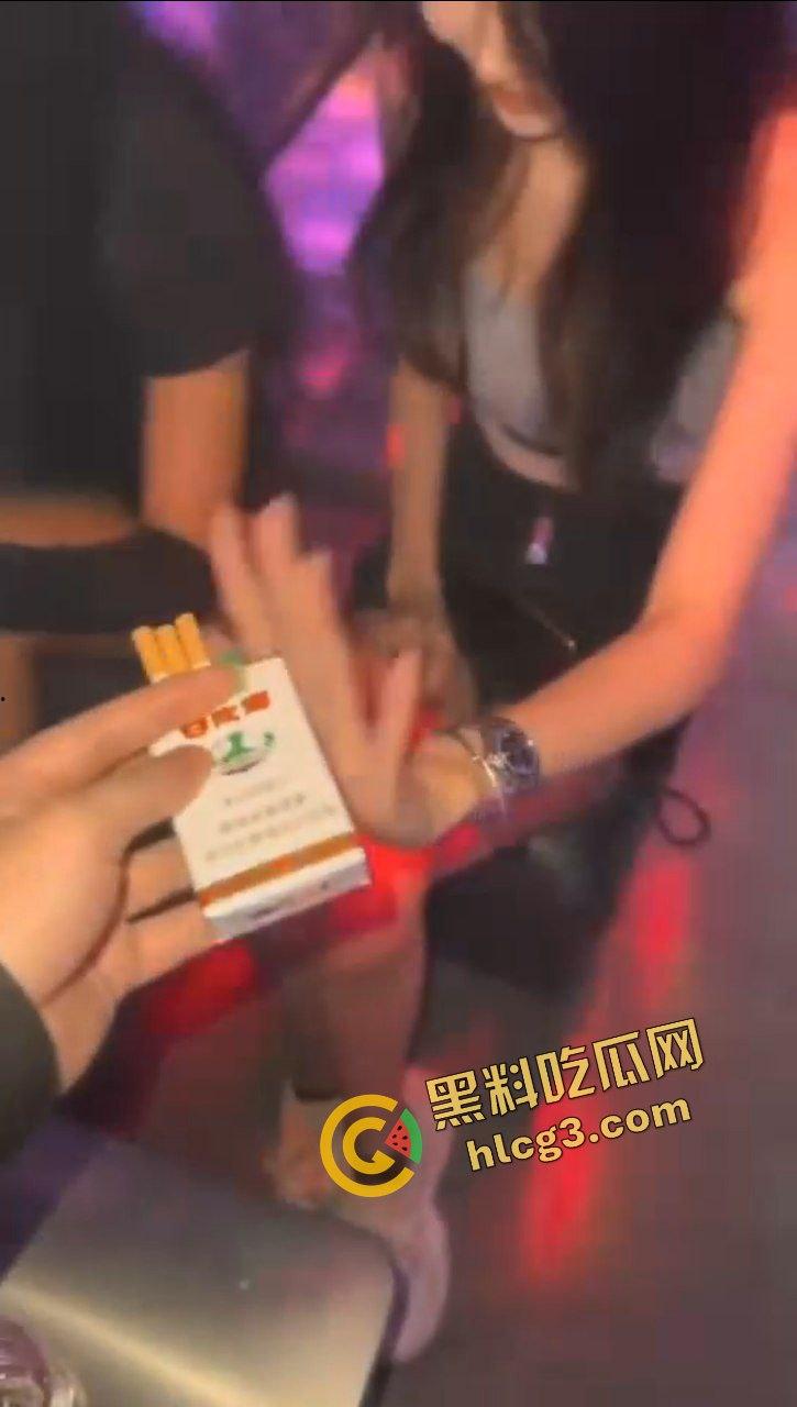 真实夜场夜店生活！酒吧KTV鸡小姐工作日常 淫乱现场大合集即刻呈现！-4