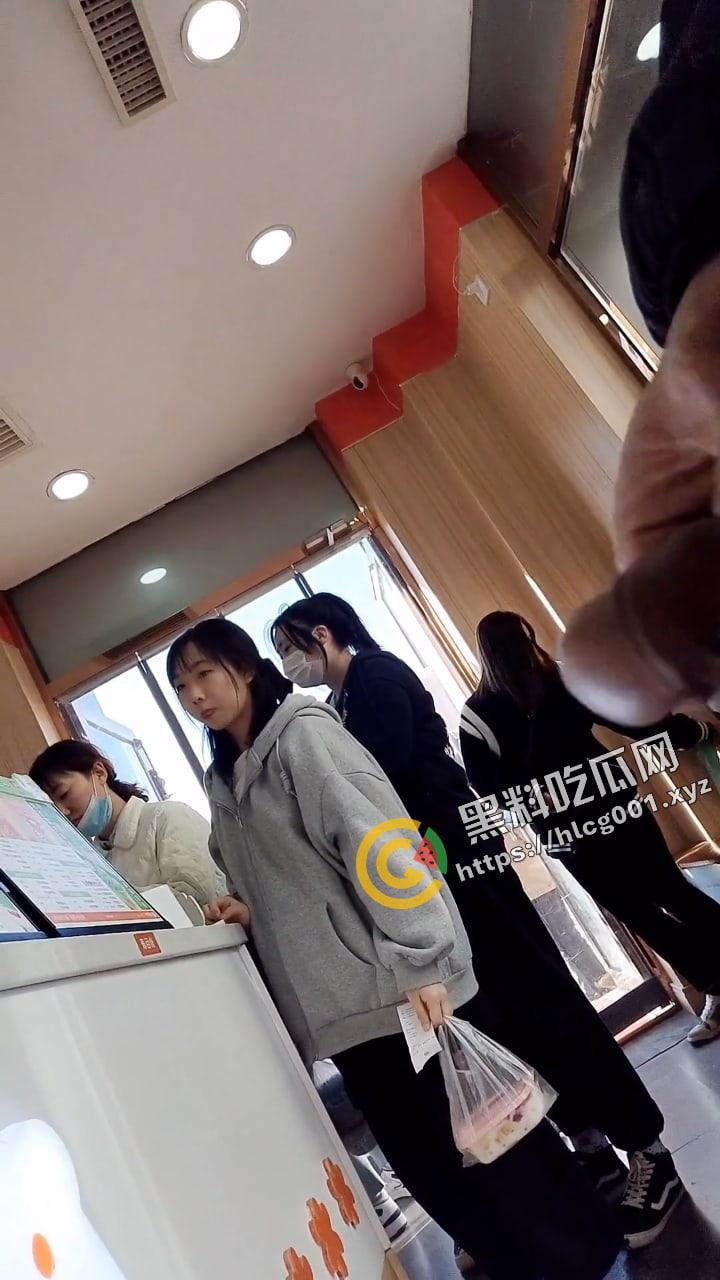 国产大变态 街射篇 速射通关达人  专门挑街头的年轻路人妹子露屌  主打一个真实 （四）-9