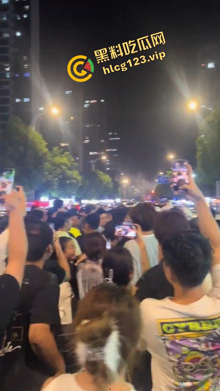 苏州石湖景苑女子吵架口出狂言外地人滚出苏州!引发众怒,丈夫酒后失踪,外地人围堵索要道歉!-2