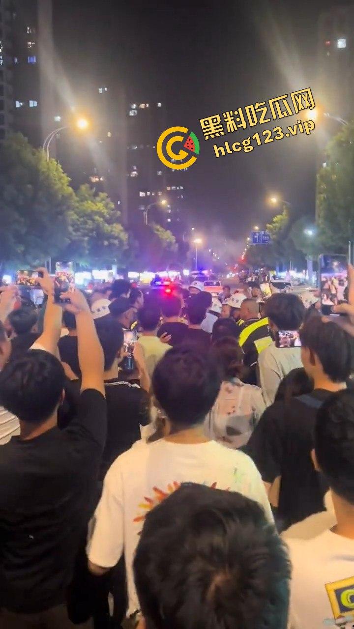 苏州石湖景苑女子吵架口出狂言外地人滚出苏州!引发众怒,丈夫酒后失踪,外地人围堵索要道歉!-3