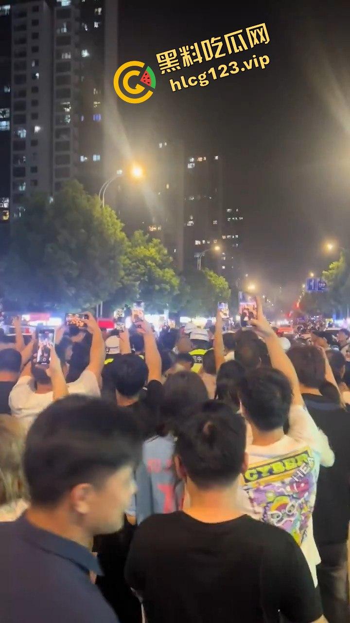 苏州石湖景苑女子吵架口出狂言外地人滚出苏州!引发众怒,丈夫酒后失踪,外地人围堵索要道歉!-4