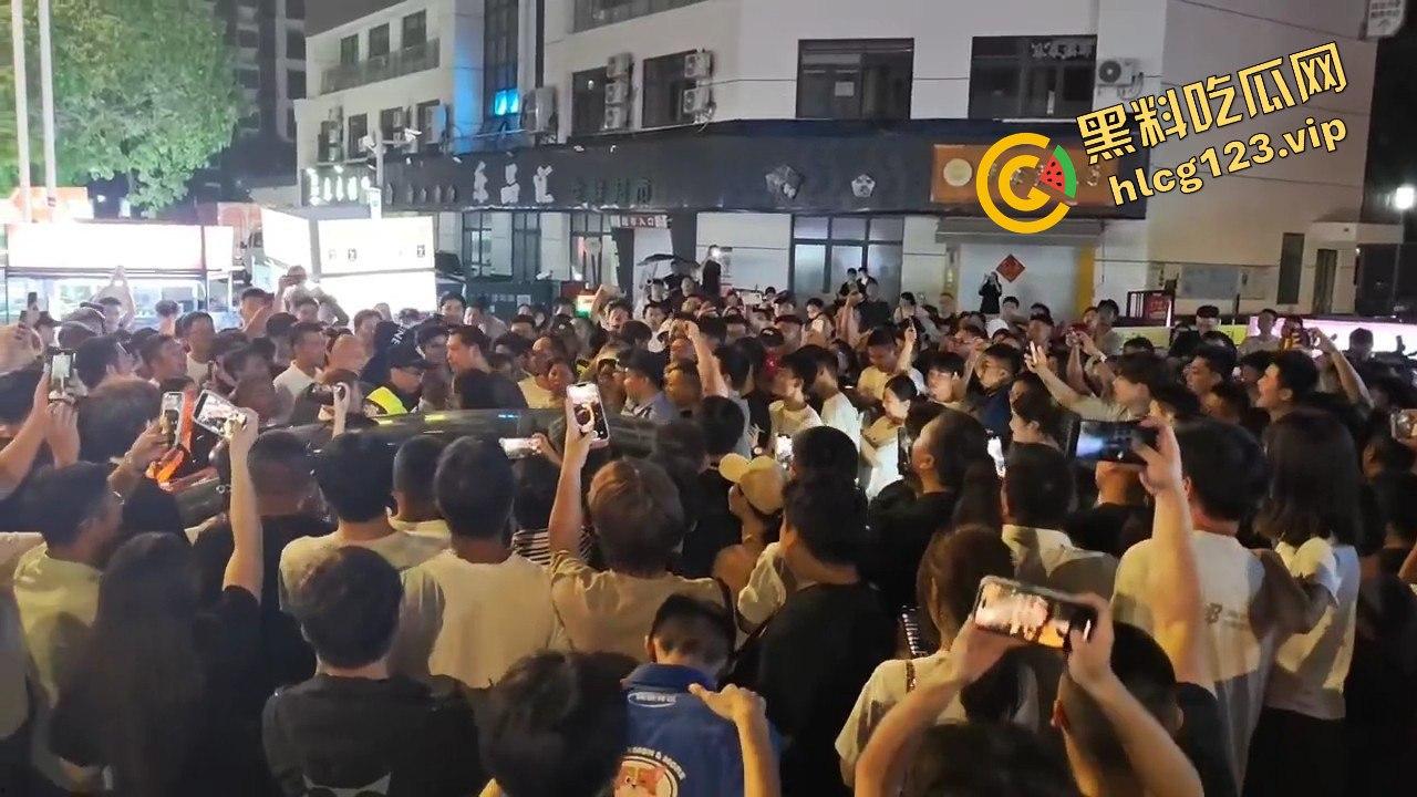 苏州石湖景苑女子吵架口出狂言外地人滚出苏州!引发众怒,丈夫酒后失踪,外地人围堵索要道歉!-5