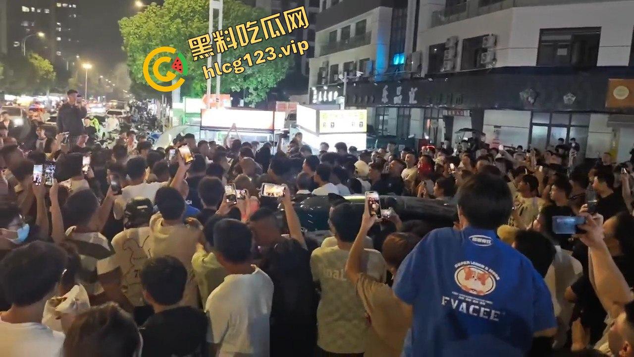 苏州石湖景苑女子吵架口出狂言外地人滚出苏州!引发众怒,丈夫酒后失踪,外地人围堵索要道歉!-6