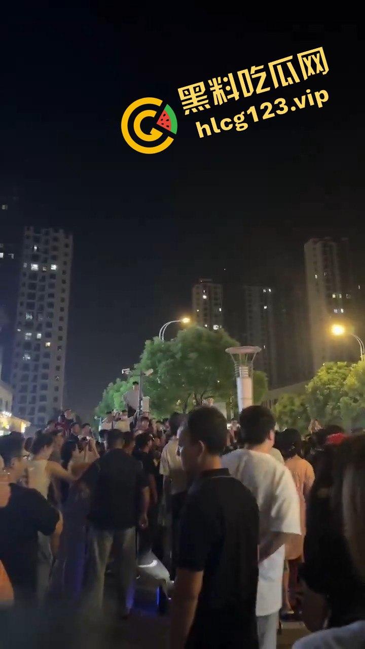 苏州石湖景苑女子吵架口出狂言外地人滚出苏州!引发众怒,丈夫酒后失踪,外地人围堵索要道歉!-7