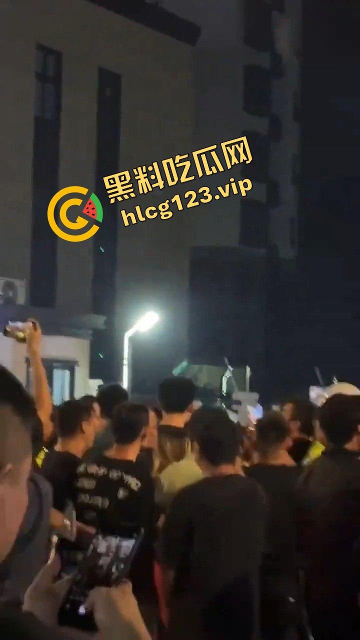 苏州石湖景苑女子吵架口出狂言外地人滚出苏州!引发众怒,丈夫酒后失踪,外地人围堵索要道歉!-8