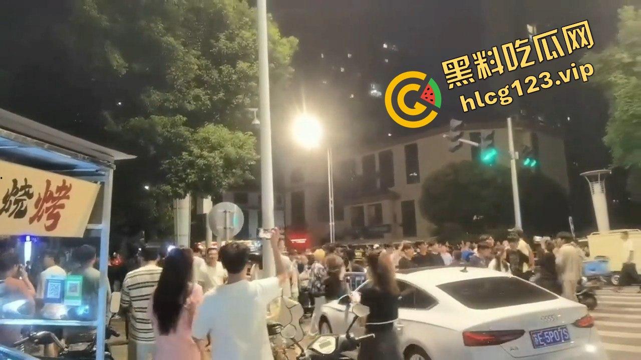 苏州石湖景苑女子吵架口出狂言外地人滚出苏州!引发众怒,丈夫酒后失踪,外地人围堵索要道歉!-10