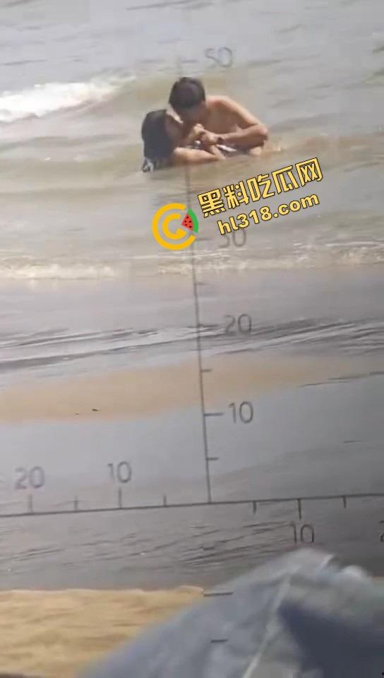 风雨交加浪涌如潮,在海中怒干鲍鱼,海风吹干精液,浪花上打在身上啪啪响,他说风雨中这点痛算什么!-6