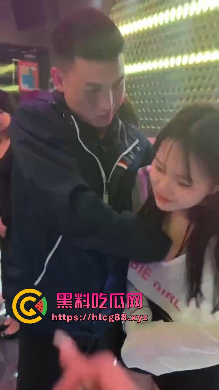 KTV操作指南,先验骚奶真伪,假货滚蛋真奶留下,玩不开快换下一浪蹄,摸得香唱得浪这才是该有的气氛!-10