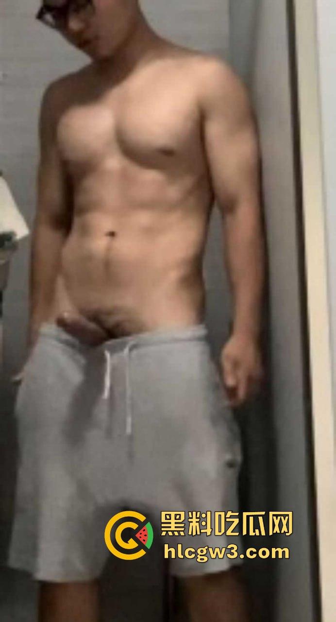 衡阳师范学院体育生 卢飒风 不靠撸只凭意淫就能射出浓浓精液 你这么强女朋友不得爽死啊!-7