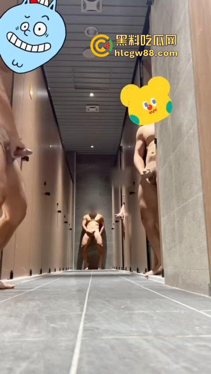 四川成都男gay肌肉健身男团,包下公共厕所大鸟转转激情搞鸡,各自脱光全裸导管撸铁!-3