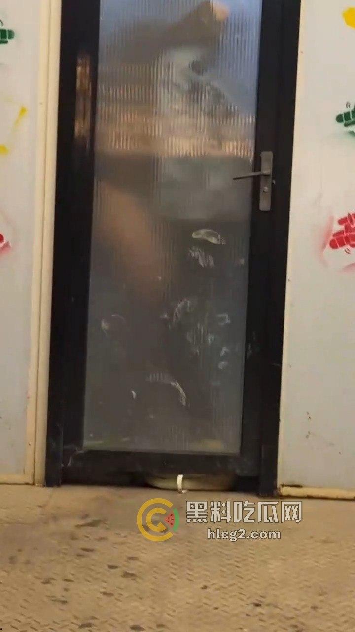 透明玻璃门暴露无遗!小情侣卫生间激情做爱被围观,吃瓜群众直播全过程!-6