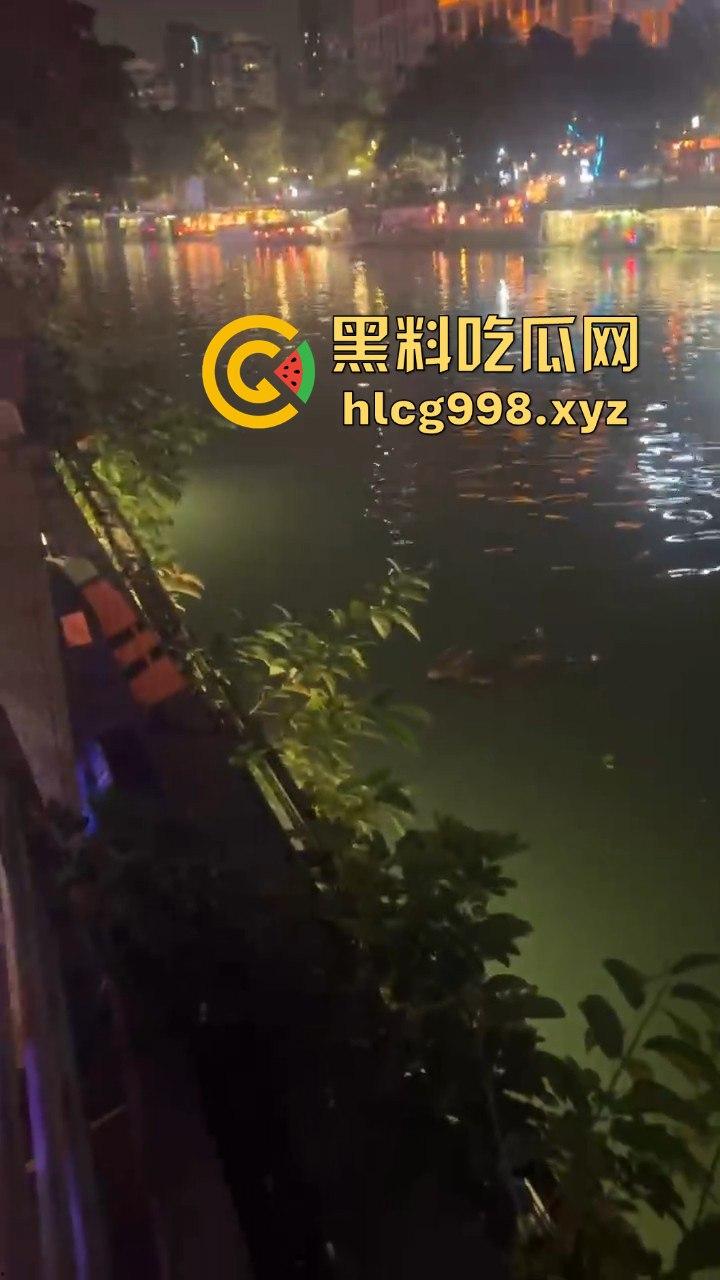 瓜友爆料!成都兰桂坊门口河里惊现浮尸,场面诡异引发热议!-12