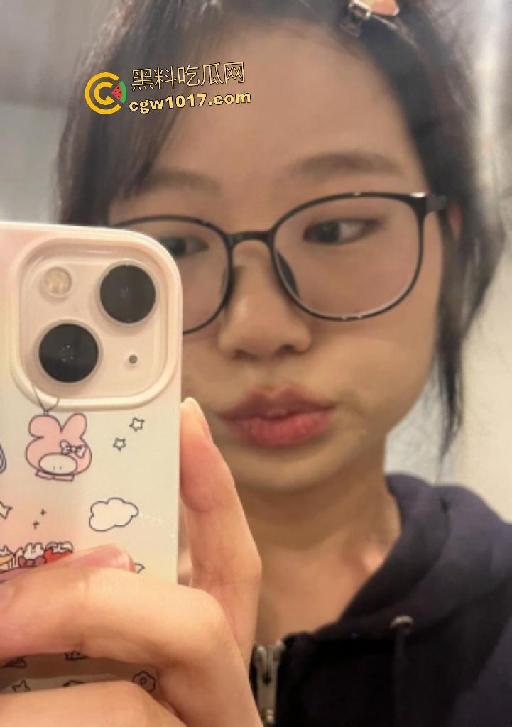 萝莉大学生淫乱双飞,被金主按在浴室玻璃门后入,奶子压爆玻璃,床上被鸡巴前后夹击,口交还微笑发骚!-1