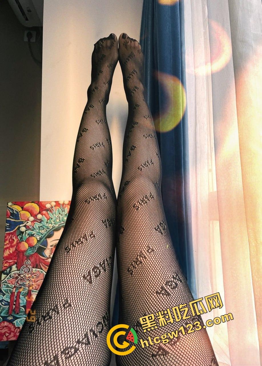 苏州白富美『桐柳』人前高贵冷艳,人后淫荡抓鸡狂魔!最爱不割的原生态,舔着舔着就主动骑上来了!-10