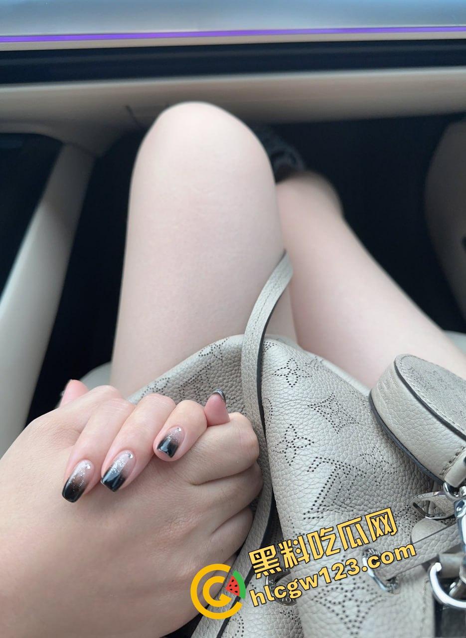 苏州白富美『桐柳』人前高贵冷艳,人后淫荡抓鸡狂魔!最爱不割的原生态,舔着舔着就主动骑上来了!-11