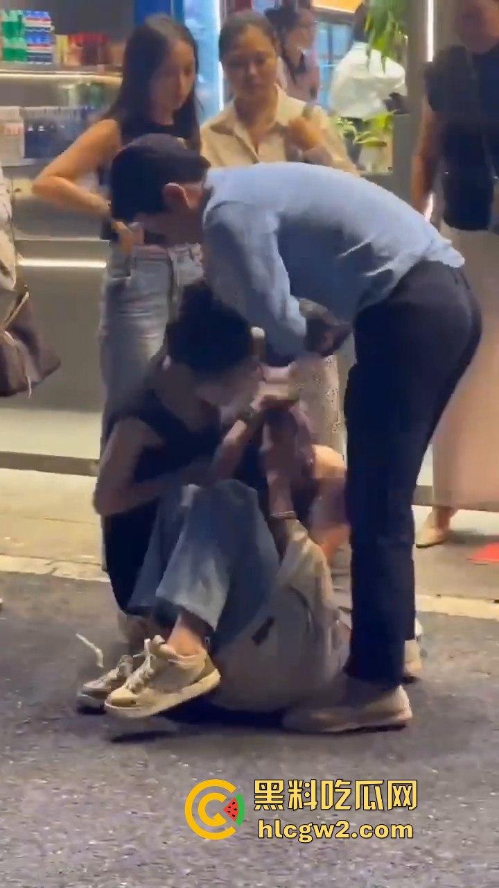 杭州街头正妻当众暴揍小三!揪住头发狂甩耳光 这场面真叫一个解气!-3