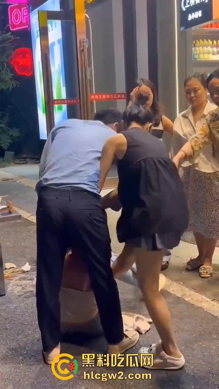 杭州街头正妻当众暴揍小三!揪住头发狂甩耳光 这场面真叫一个解气!-6