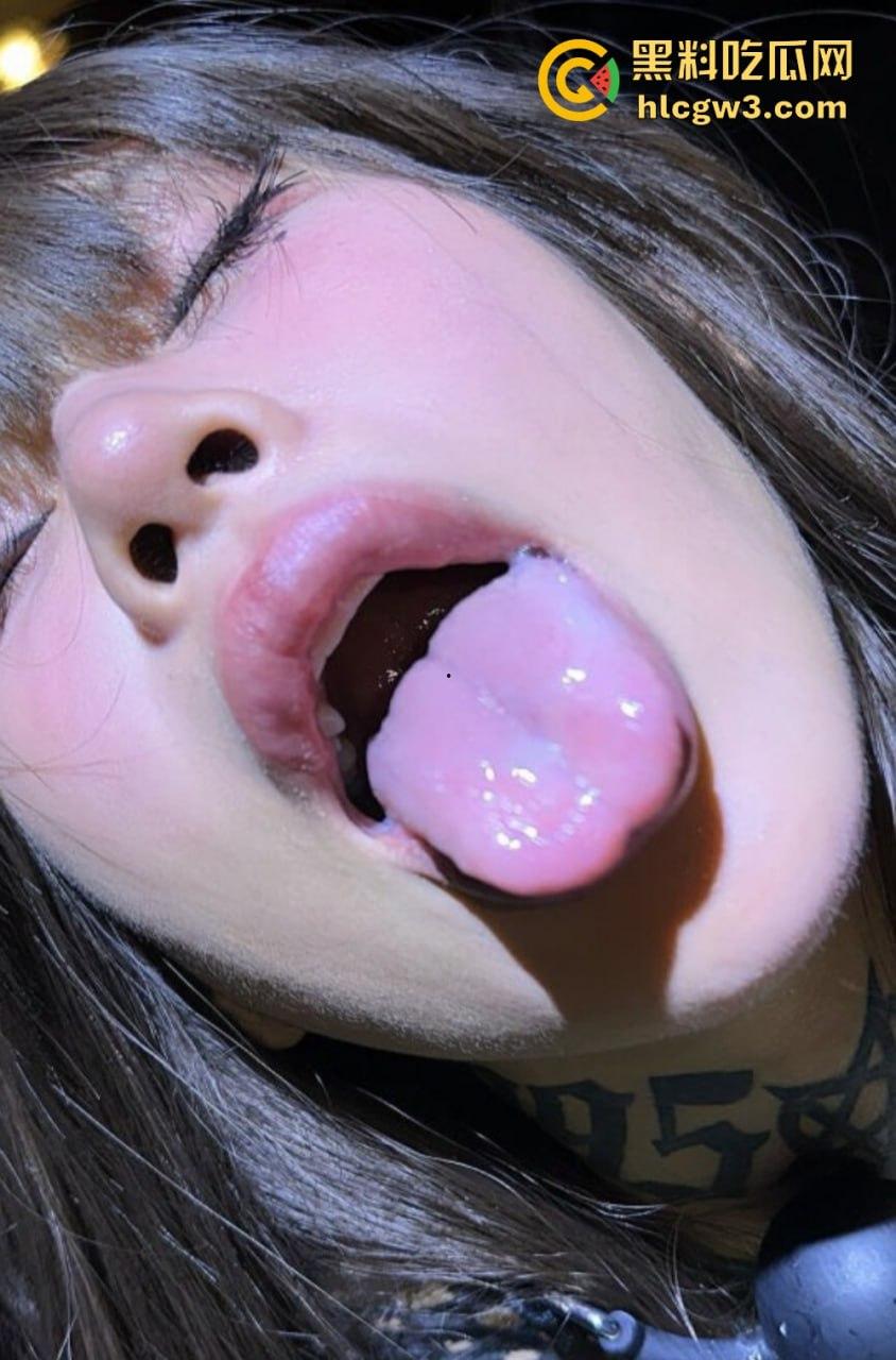 OF的【高乔尤美】最新私拍火爆出圈,花臂纹身配丰唇童颜,巨乳摇晃间尽显骚劲儿!-10