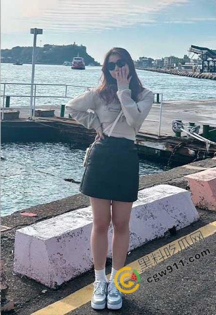 广东师范大学【唐蓉慧】：清纯外表掩盖惊人巨浪，奶大腿长揉奶自慰供金主欣赏，粉嫩骚穴，诱人至深-2