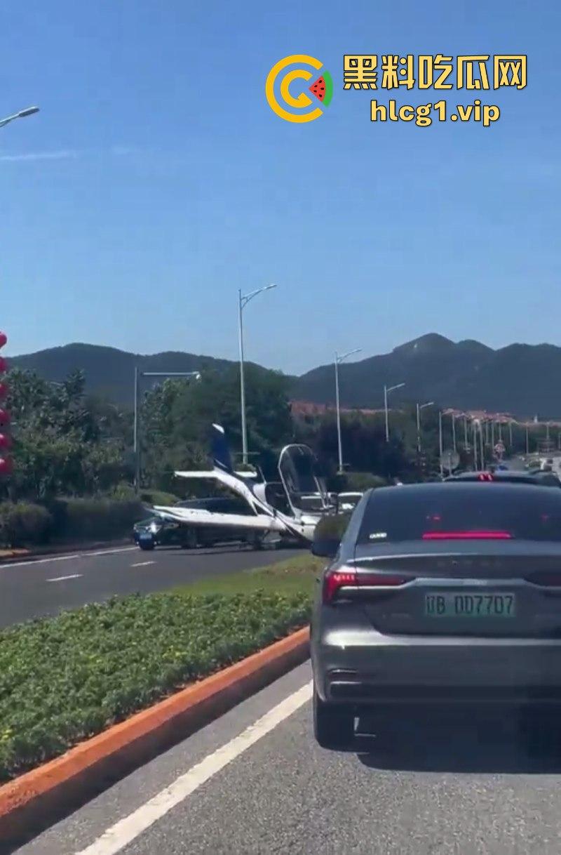 感谢大哥送来的飞机！辽宁大连一飞机失控掉落在公路上-5