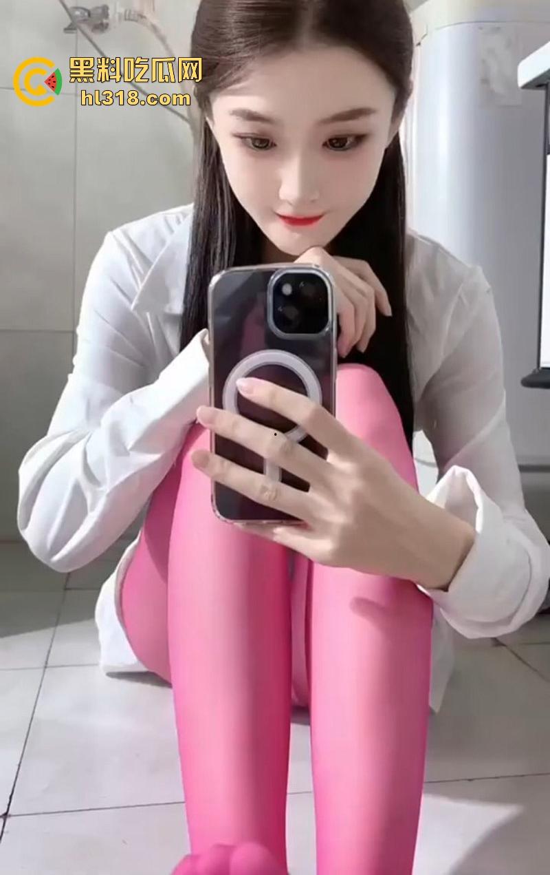 抖音擦边网红【猪妮妮Ss】定制福利曝光，极品女神穿紧身瑜伽裤，玉足揉搓玩具，逼缝清晰可见诱惑无比！-7