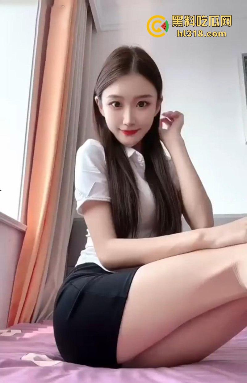 抖音擦边网红【猪妮妮Ss】定制福利曝光，极品女神穿紧身瑜伽裤，玉足揉搓玩具，逼缝清晰可见诱惑无比！-8