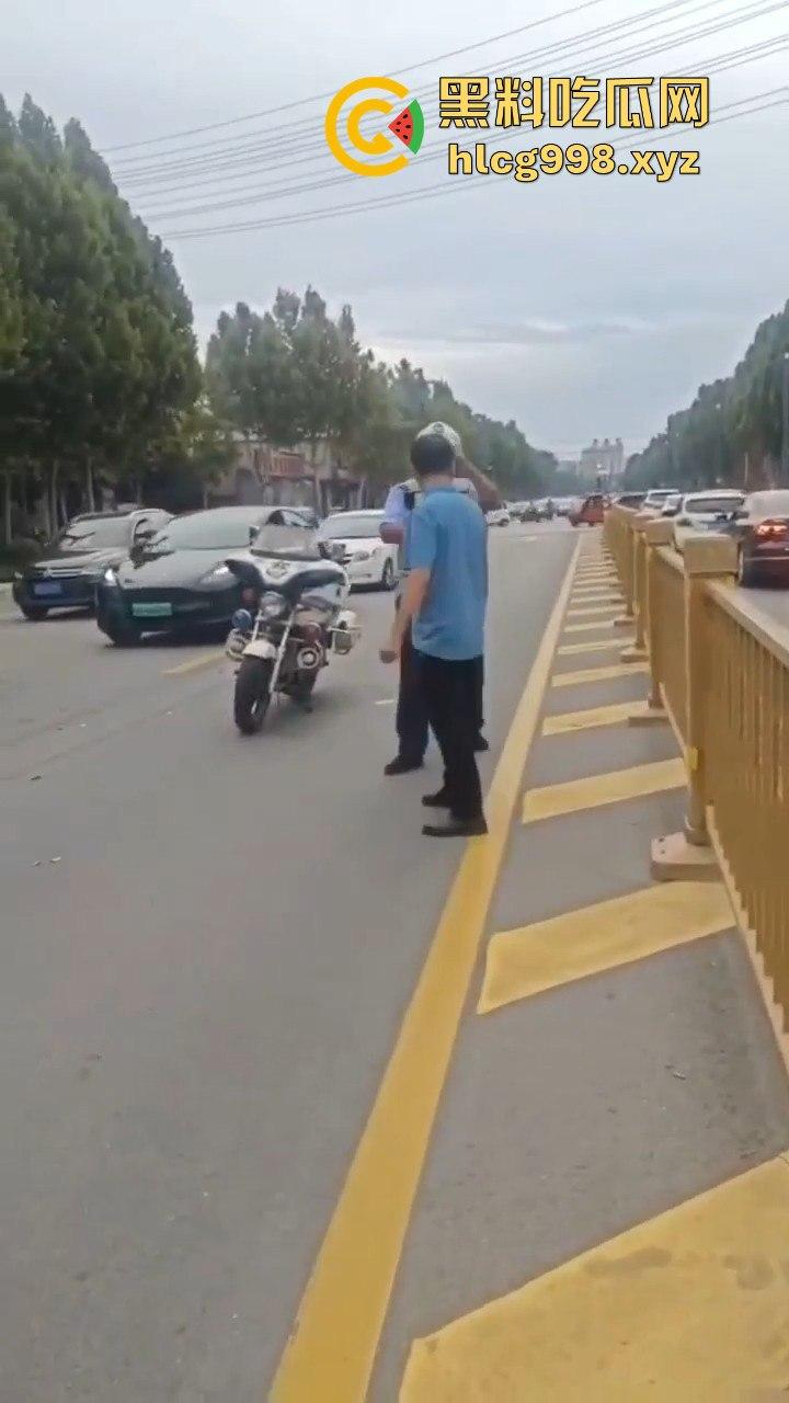 山东滕州男子当街暴揍交警！因不满罚款，上去直接开干！-8