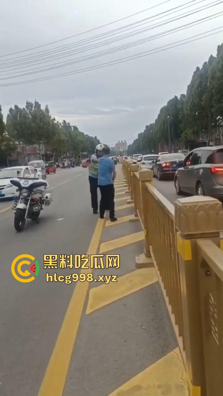 山东滕州男子当街暴揍交警！因不满罚款，上去直接开干！-10
