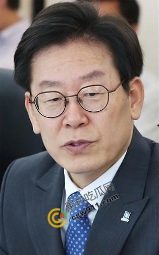 韩国女星【金富善】爆料老公【李在明】婚内出轨:小三身材爆炸,黑丝翘臀,淫声浪语求插,爽得高潮连连-1