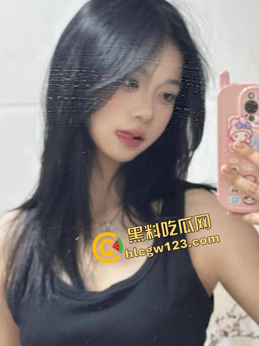 北京夜生活怎么玩?3个骚屁股排排站抽得啪啪响,富哥轮流抽射,汗的汗死,涝的涝死!-1