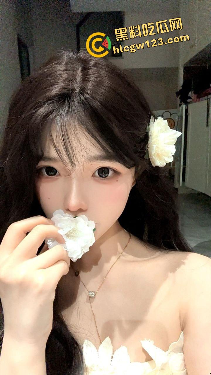 北京夜生活怎么玩?3个骚屁股排排站抽得啪啪响,富哥轮流抽射,汗的汗死,涝的涝死!-6