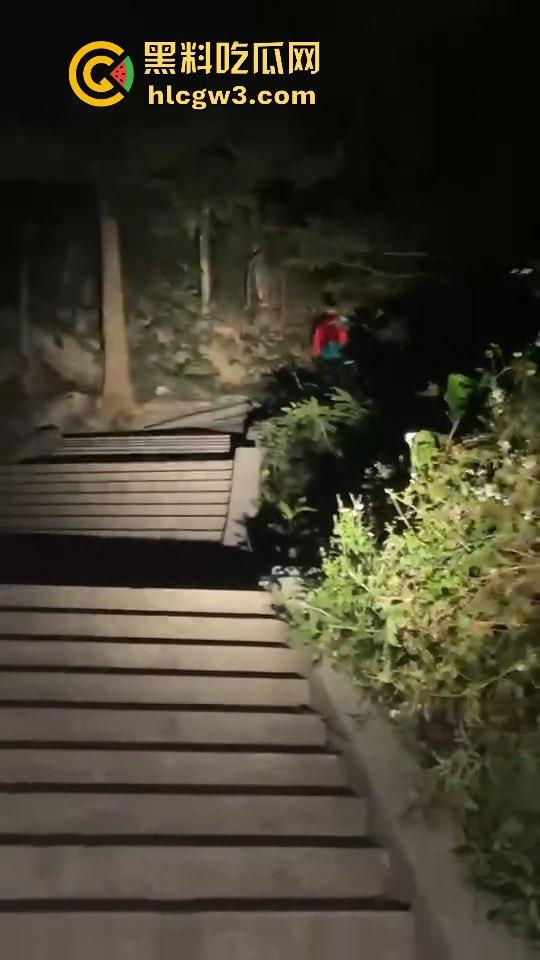 广东揭阳黄岐山森林公园惊现穿寿衣夜爬怪人 半夜见到能直接吓破胆!-3
