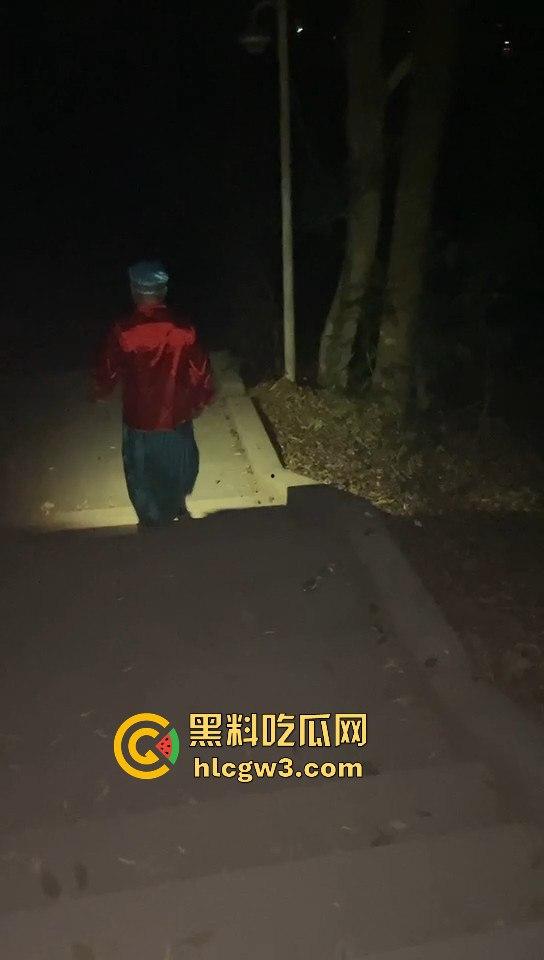 广东揭阳黄岐山森林公园惊现穿寿衣夜爬怪人 半夜见到能直接吓破胆!-4