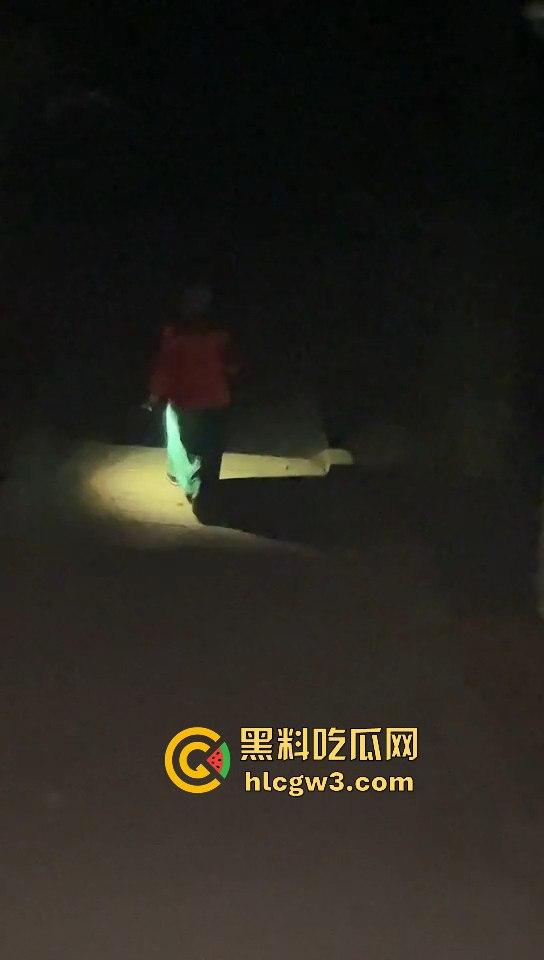 广东揭阳黄岐山森林公园惊现穿寿衣夜爬怪人 半夜见到能直接吓破胆!-5