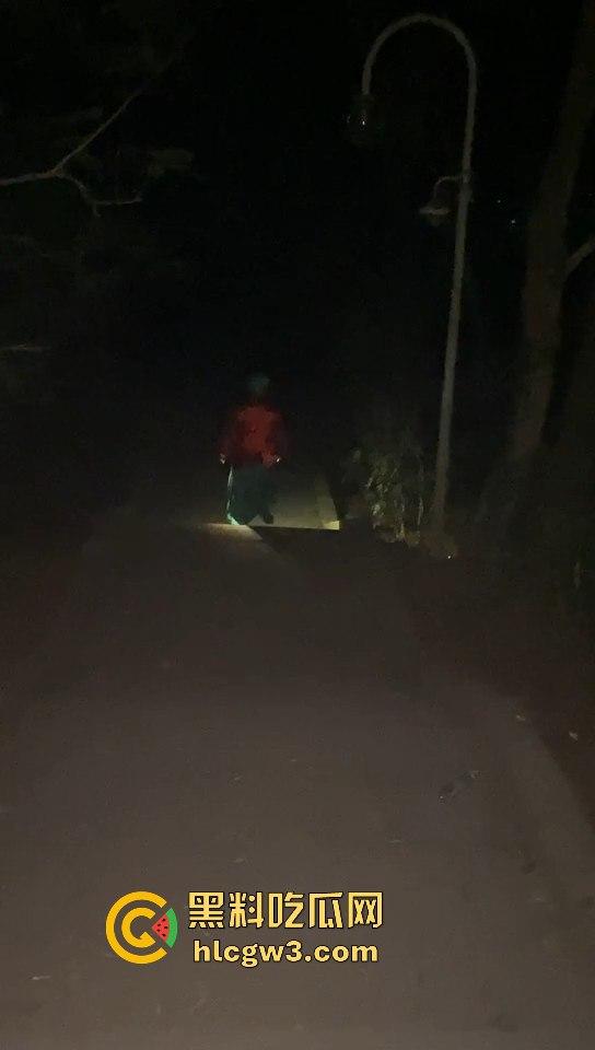 广东揭阳黄岐山森林公园惊现穿寿衣夜爬怪人 半夜见到能直接吓破胆!-6