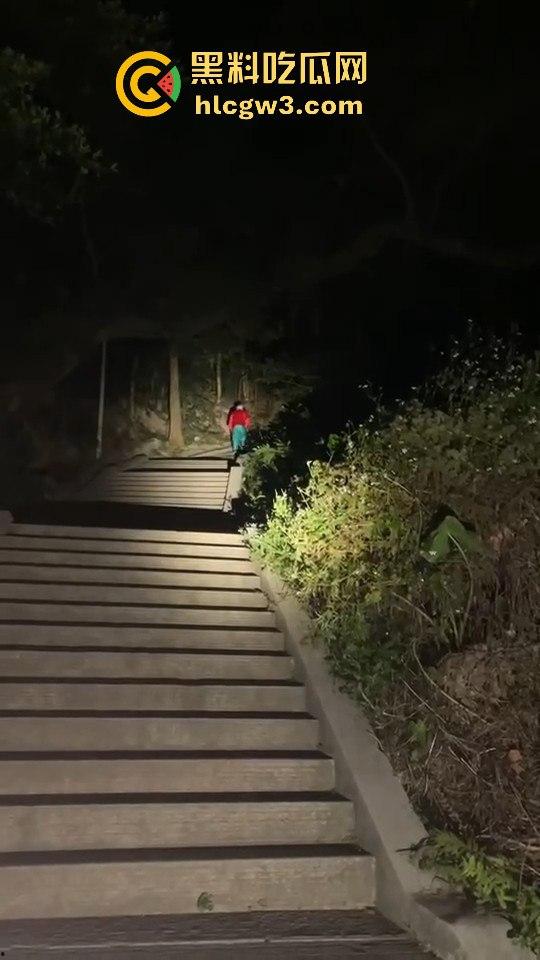 广东揭阳黄岐山森林公园惊现穿寿衣夜爬怪人 半夜见到能直接吓破胆!-7