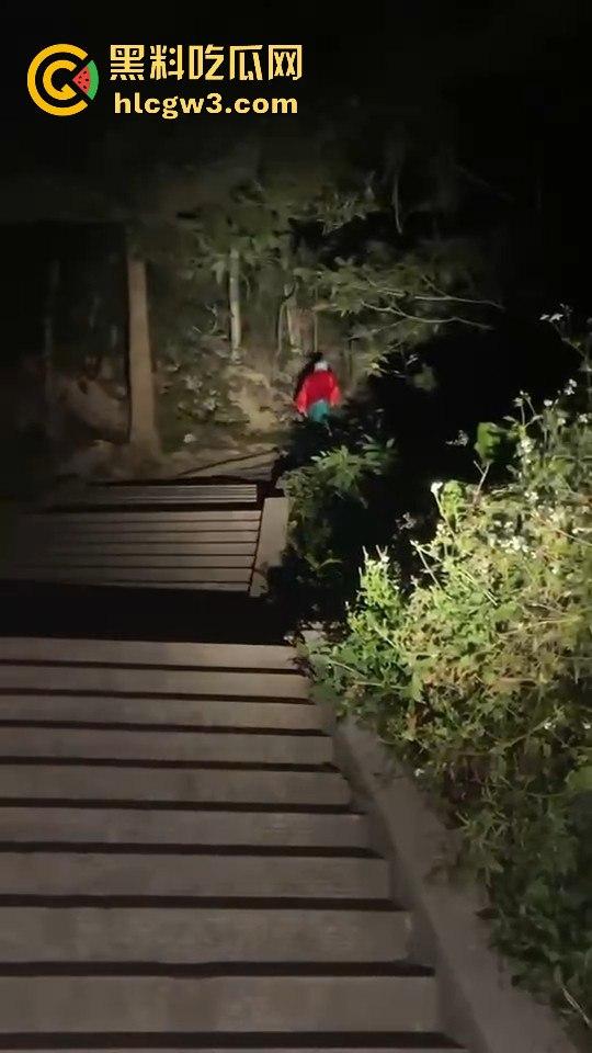 广东揭阳黄岐山森林公园惊现穿寿衣夜爬怪人 半夜见到能直接吓破胆!-8