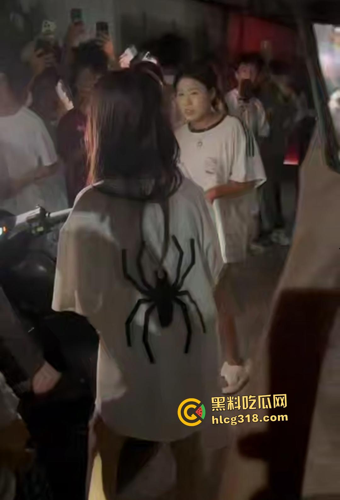 潮汕精神小妹为爱作妖！浪漫情债引群殴小三，扫把狂抽小三屁股，被打的想回家找妈妈！-2