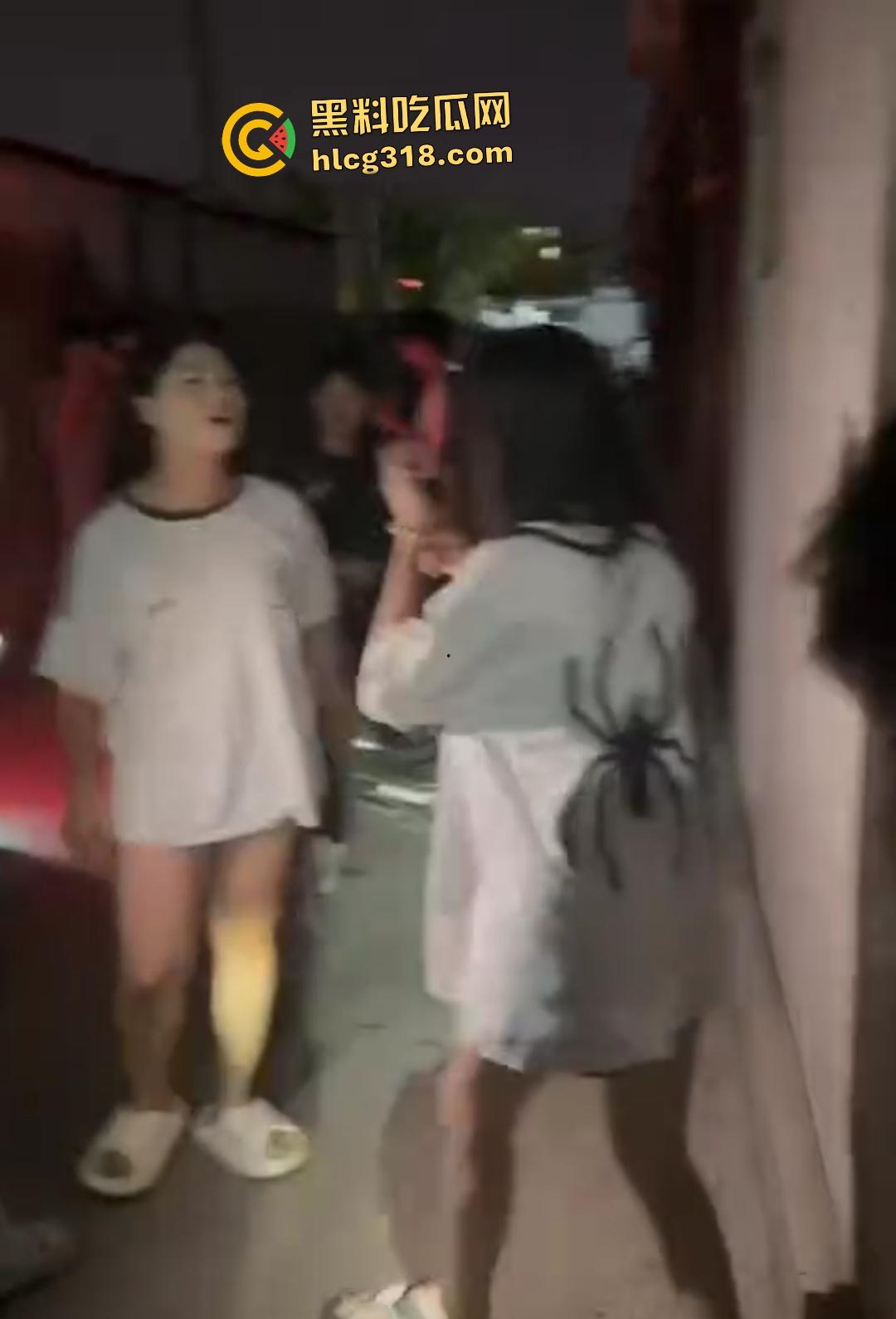 潮汕精神小妹为爱作妖！浪漫情债引群殴小三，扫把狂抽小三屁股，被打的想回家找妈妈！-7