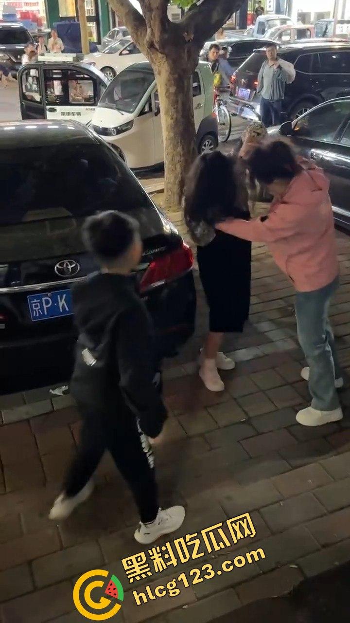 石家庄抓小三！母子联手出击，轮流暴打小三，这儿子没白养！-7