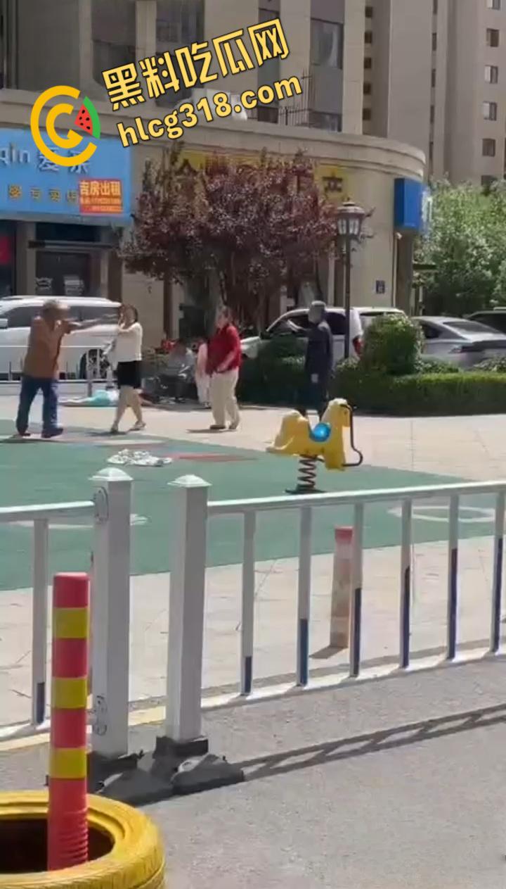 公园小伙子和大爷之间的激战,小伙打不到大爷直接躺地上,大爷一挑三打趴小伙引全场狂笑 !-4