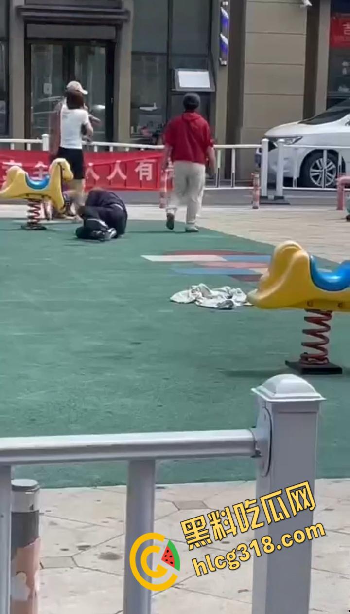 公园小伙子和大爷之间的激战,小伙打不到大爷直接躺地上,大爷一挑三打趴小伙引全场狂笑 !-6