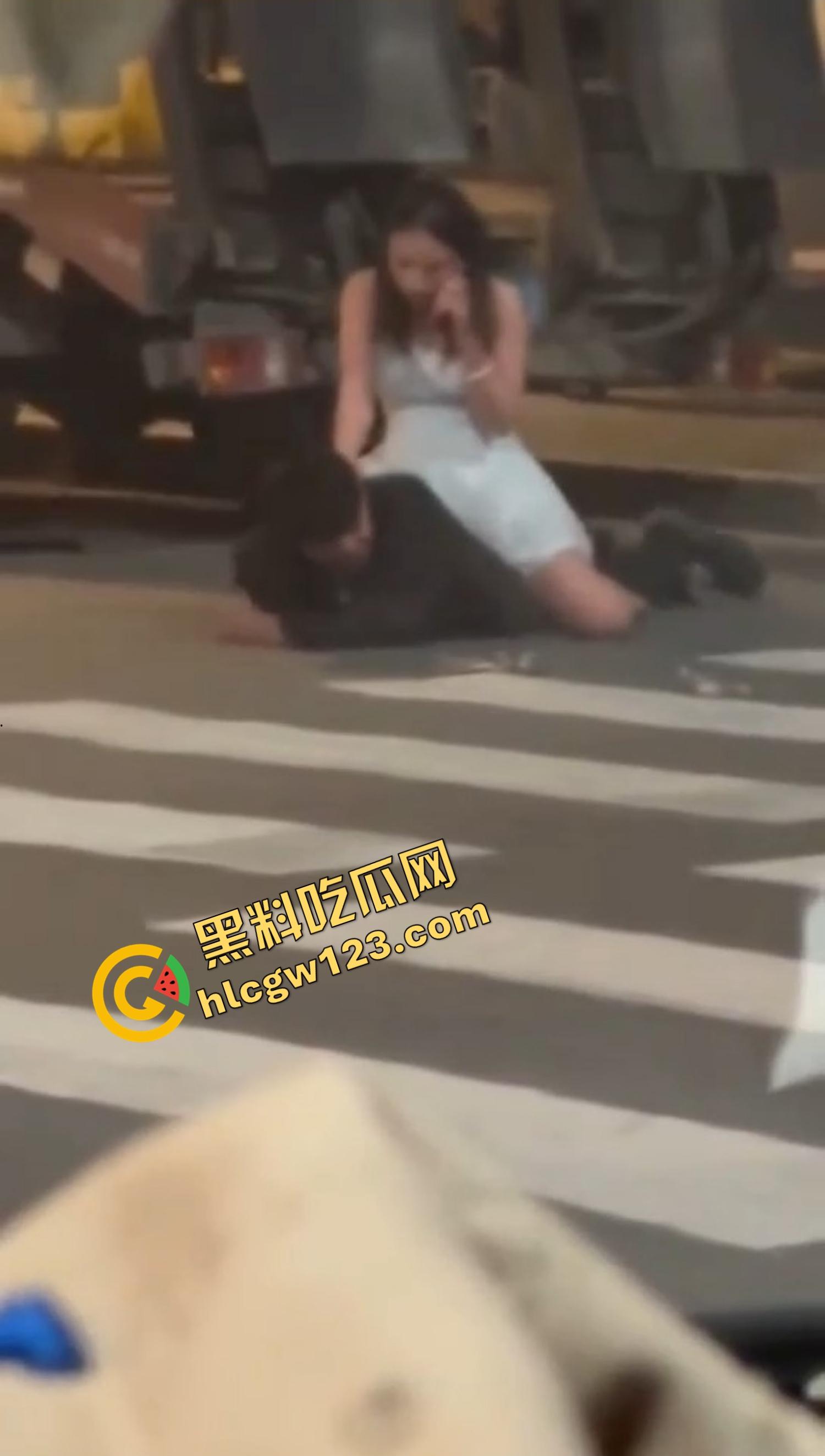 爱的有多深打得就有多狠,女的骑在男的身上连扇带踹,这会怎么没人说家暴了?龟男的痛谁替他说一句?-10