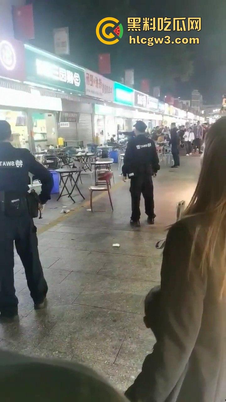 广州花都持刀男子当街挟持他人,警方迅速到场果断开枪击毙,场面堪比电影大片!-2