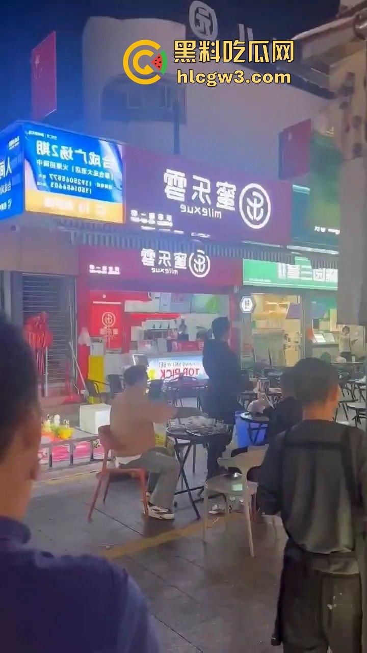 广州花都持刀男子当街挟持他人,警方迅速到场果断开枪击毙,场面堪比电影大片!-3